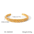 Détail macro du bracelet torsadé doré avec dimensions de 7,06 cm et zircons étincelants - Style de strass pavé torsadé doré (HC-B20232)