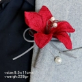 Eleganter Ansteckstrauß mit roter Lilie und weißen Perlen für Herren-Hochzeitsanzüge - Kirschrot
