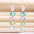 Pendientes largos dorados con circonitas de colores en forma de gota sobre tela - Arcoíris