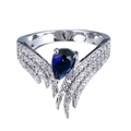 Vue détaillée d'une bague plume avec pierre bleue en poire et zircons scintillants - US 5 / Bleu