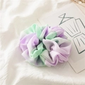 Gros plan d'un chouchou en mousseline tie-dye vert et violet avec texture plissée - Tie-dye Violet Vert Bord à Volants