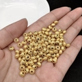 Distanziatori dorati opachi con motivi vintage in rilievo tenuti in mano per DIY - 02 (5,3 mm Perla Abaco Vintage)