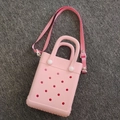 Roze EVA-draagtas met geperforeerd design, dubbele handvatten en verstelbare riem - Roze