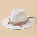 Dettaglio cappello di paglia bianco con fascia intrecciata boho, nappe rosa e conchiglie - M (56-58cm) / Bianco