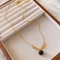 Elegante collana a catena serpente dorata con ciondolo in pietra nera e scatola in legno - Collana con ciondolo a sfera tonda in occhio di tigre sfumato - circonferenza circa 48 cm