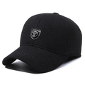Herren Winter-Baseballkappe in Schwarz mit Fleecefutter und Metall-Schild-Emblem-Detail - Metall-Abzeichen-Stil / Grau (Mittleres Abzeichen)