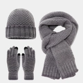 Detalle de set de invierno gris con gorro de punto, bufanda y guantes táctiles - Gris