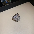 Dettaglio macro dell'anello multistrato in argento con pavé di zirconi bianchi lucidi - Argento