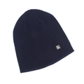 Detalle del gorro de punto azul oscuro con textura fina y parche cuadrado del logo - Azul marino