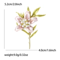 Elegante lelie broche met roze emaille bloemblaadjes, parels en glanskristallen - Roze