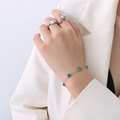 Bracciale in argento con zirconi verdi taglio smeraldo su polso con anelli minimalisti - 15+5cm / Argento