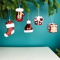 5-teiliges rot-weißes Weihnachtsornament-Set mit Socken und Mütze am Kiefernzweig - Rot-Weißes Bemaltes Set
