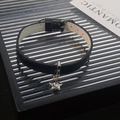Ras du cou en cuir noir avec un pendentif étoile argenté orné d'un cristal brillant - Bracelet Étoile en Cuir