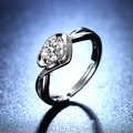 Makroaufnahme von S925 Sterling Silber Bypass-Ring mit funkelndem Moissanit-Rundschliff - Y060 Spiral-Bypass