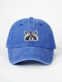 Détail de la broderie de raton laveur sur une casquette de baseball en jean délavé bleu - Bleu Royal