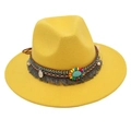 Dettaglio della fascia etnica con pietra turchese e frange su un cappello fedora giallo - Taglia unica (Tesa piatta) / Giallo