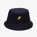 Gros plan de la broderie éclair jaune sur le chapeau bob en coton bleu marine foncé - M (56-58cm) / Bleu marine
