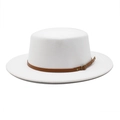 Détail d'un chapeau de feutre blanc avec ruban en cuir marron et boucle en bronze - M (56-58cm) / Blanc