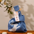 Dettaglio della borsa in maglia blu con motivo jacquard a coniglio su tappeto di bambù - Coniglio Blu