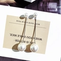Pendientes de plata con borlas y perlas sobre una tarjeta decorativa minimalista - 6cm / Plateado