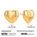 Detalle macro de pendientes de corazón en acero inoxidable dorado impermeable - Pendientes de Botón de Corazón 3D (JDE0209031) / Dorado