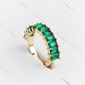 Détail d'une bague plaquée or avec des oxydes de zirconium rectangulaires vert émeraude - Ouvert Réglable / Vert