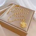 Detailopname van de gouden bloemenketting met fonkelende kristallen in een luxe geschenkdoos - Bloem Micro Pave Hanger (E130)