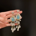Detalle de pendientes vintage con piedra azul y borlas largas de perlas y cristal - Azul Claro (1# Aguja de Plata Aleación)