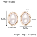 Detalle de pendientes de perlas de concha ovalados bañados en oro 18k con circonitas - Pendientes de botón dorados (par)