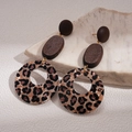 Dettaglio di orecchini vintage con perni in legno e cerchi in acrilico maculato - Perno in Argento - Caffè - Medio (Stampa Leopardata Traforata)