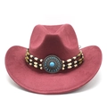 Detail van wijnrode cowboyhoed met etnische kralenband en zilveren turquoise medaillon - M (56-59cm) / Wijnrood (Faux Suede)