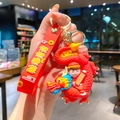 Schattige rode cartoon draak sleutelhanger met feestelijke zegenband voor autosleutels - B411-3 Beste Wensen Voor Fortuin