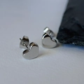 Vista macro di orecchini a lobo a forma di cuore in argento lucido con chiusura a perno - Orecchini a Lobo Argentati (G305)