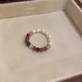 Schicker Perlenring mit bunten Regenbogen-Edelsteinen und weißen Perlen für Damen - Gespleißter Muschelperlen Elastischer Ring