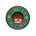 Detail van ronde emaille speld met cartoonpersonage en de tekst Sarcasm and Coffee - Sarcasme & Koffie(XZ8777)