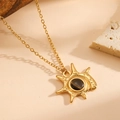 Collier en acier inoxydable plaqué or 18 carats avec pendentif soleil et pierre sombre - Noir (A820)