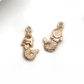 Set di due ciondoli a forma di sirena dorata per gioielli fai-da-te con trame metalliche - Grande Sirena / 12x22mm / Oro KC
