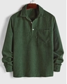 Primer plano detallado de camisa de pana verde oscuro con cuello y bolsillo frontal - S / Tops / Verde
