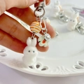 Simpatico portachiavi a forma di coniglio bianco floccato con perline e ciondoli a fiori - Stile portachiavi / Bianco
