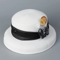 Détail du chapeau de paille blanc avec ruban noir et étiquette de protection UPF 50 - M(56-58cm) / Blanc