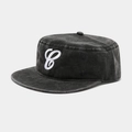 Detailansicht der dunkelgrauen Military Cap mit weißer C-Buchstaben-Stickerei im Vintage-Look - Verstellbar / Schwarz