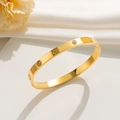 Βραχιόλι με τριφύλλι από ατσάλι τιτανίου 18k με κρύσταλλα σε λευκό μεταξωτό φόντο - Χρυσό Βραχιόλι Με Τετράφυλλο Τριφύλλι Και Ένα Διαμάντι