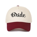 Dettaglio del ricamo Bride su un cappellino da baseball bicolore beige e bordeaux - Borgogna