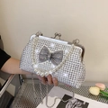 Elegante bolso de concha blanco con strass, lazo y asa de perlas para fiestas de gala - Blanco