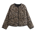 Detailansicht der gesteppten Jacke mit Leopardenmuster, Rundhals und Fronttaschen - XS / Leopardenmuster