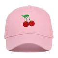 Detalle de gorra trucker rosa con bordado de cerezas y malla transpirable de alta calidad - Rosa