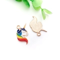 Vista fronte e retro dei ciondoli a unicorno in lega con smalto arcobaleno colorato - Unicorno 12x22mm (15517)