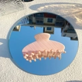 Détail macro d'une grande pince à cheveux rose marbré style Y2K sur une surface miroir - Nouveau-Rayé Rose Pâle (environ 10.5cm)