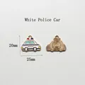Vista dettagliata del ciondolo auto della polizia in smalto bianco con retro dorato per DIY - Auto della Polizia Bianca