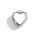 Vue macro d'un pendentif coeur en argent poli avec anneau sur fond blanc neutre - Argent-Coeur 3D